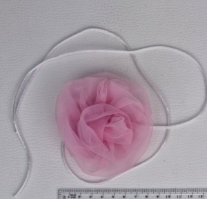 Róża różowa przypinka kotylion broszka na sznurek i z agrafką