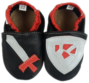 Kapcie Dreptulki skóra licowa czarna aplikacja miecz z tarczą czerwony r. 20-34