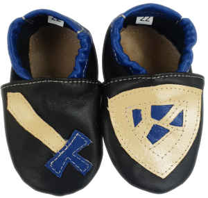 Kapcie Dreptulki skóra licowa czarna aplikacja miecz z tarczą niebieski r. 20-34