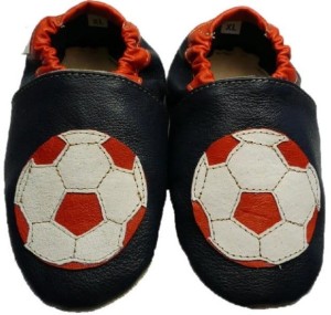 Kapcie Dreptulki skóra licowa czarny aplikacja piłka czerwona r. 20-34