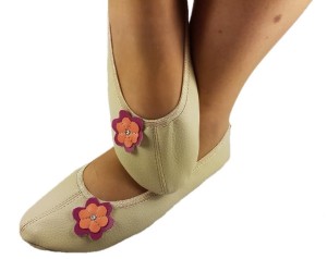 Baletki ecru z kwiatkiem