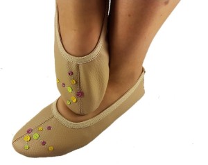 Baletki beżowe z kolorowymi kropkami