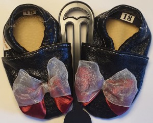 Dreptulki skórzane z kokardką Rozmiar 18 wyprzedaż