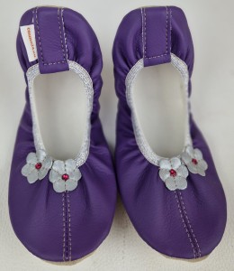 Baletki WYPRZEDAŻ fioletowe ze srebrną gumką i kwiatuszkami.