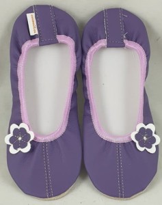 Baletki WYPRZEDAŻ fioletowe z kwiatkiem na boku.