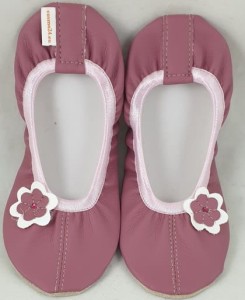 Baletki WYPRZEDAŻ różowe z kwiatkiem na boku. 